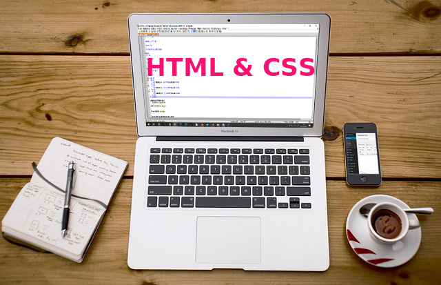 Laptop auf dem steht HTML und CSS