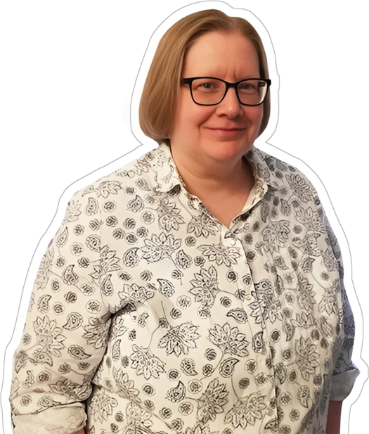 Webdesignerin aus Dortmund, freundlich lächelndes Porträtfoto mit Brille und Hemd mit Blumenmuster.