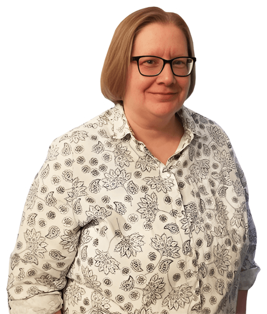 Webdesignerin aus Dortmund, freundlich lächelndes Porträtfoto mit Brille und Hemd mit Blumenmuster.