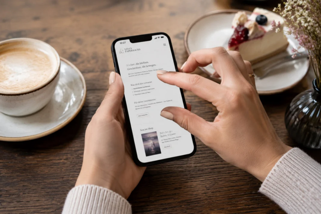 Hände einer Frau beim Versuch, eine Website auf dem Smartphone zu vergrößern